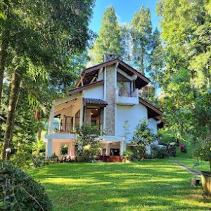 Rekomendasi Villa Puncak 30 Orang, Kolam Renang & View Gunung